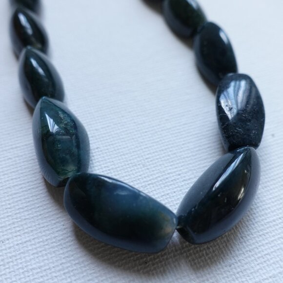 Elegant Dark Green Stone Bead Necklace and Daisy Floral pattern Earring Set - Picture 2 of 10